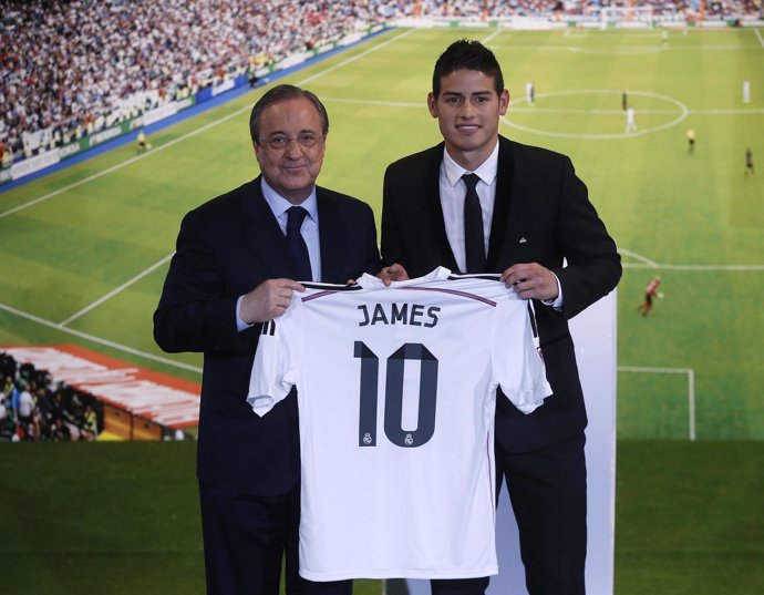 James Rodríguez y Florentino Pérez en la presentación del jugador colombiano