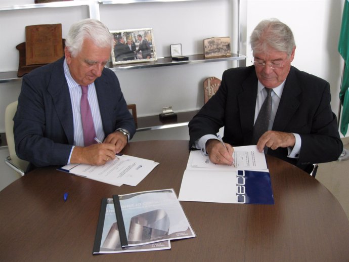 Santiago Herrero y Luis Carreto firman el convenio