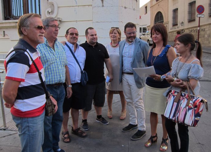 Representantes del PSOE de Jaén y de la AAVV Passo, este miércoles
