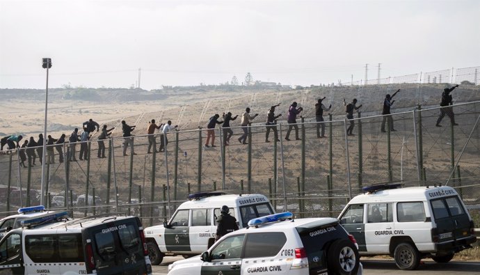 Inmigrantes intentan saltar la valla de Melilla. 1 de mayo 2014