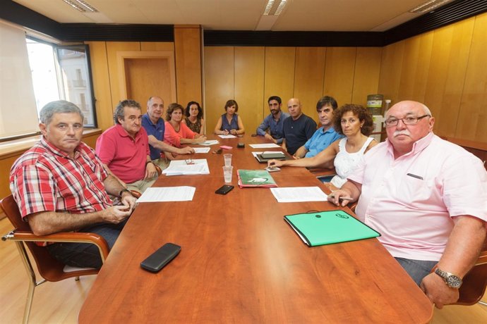 La directora general de Trabajo firma el acuerdo con los sindicatos