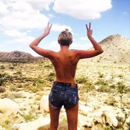 Miley Cyrus hace to less en el desierto