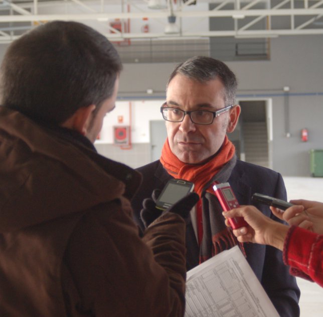 El alcalde de Parla, José María Fraile, en el nuevo parque de bomberos