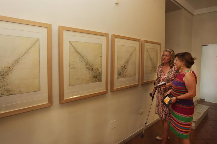 Francisca Caracuel y Carmen Díaz, concejala Marbella, en exposición grabados