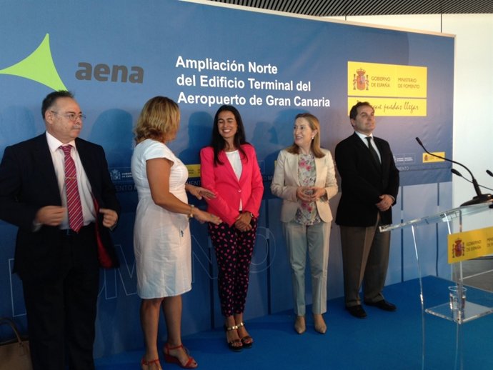 Ministra Ana Pastor en el aeropuerto de Gran Canaria