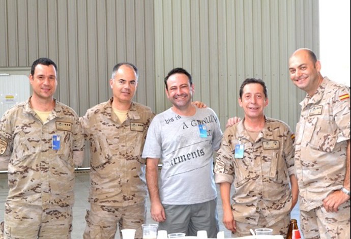 El sargento herido en el atentado de mayo en Yibuti, en su visita al GRUMOCA