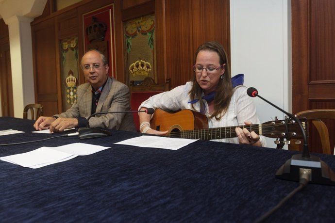 Díaz interpreta una canción a la guitarra