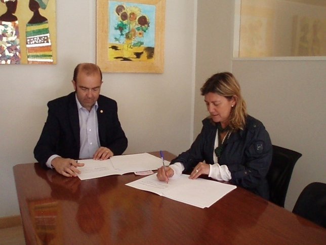 Gemma Botín y José Ignacio Mencos firman el convenio.   
