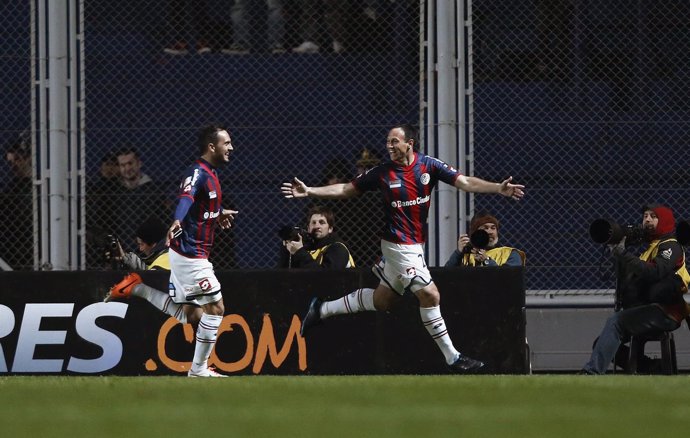 Matos del San Lorenzo celebra el gol ante el Bolívar en la Copa Libertadores. 