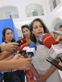 Muñoz destaca que el descenso del paro anima "a la esperanza" de que se van a "superar situaciones críticas"