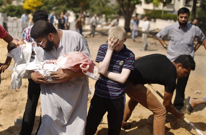 Palestinos entierren los cuerpos de dos neños muertos