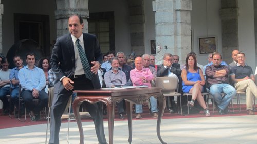 El presidente de Cantabria firma la declaración institucional contra el fracking