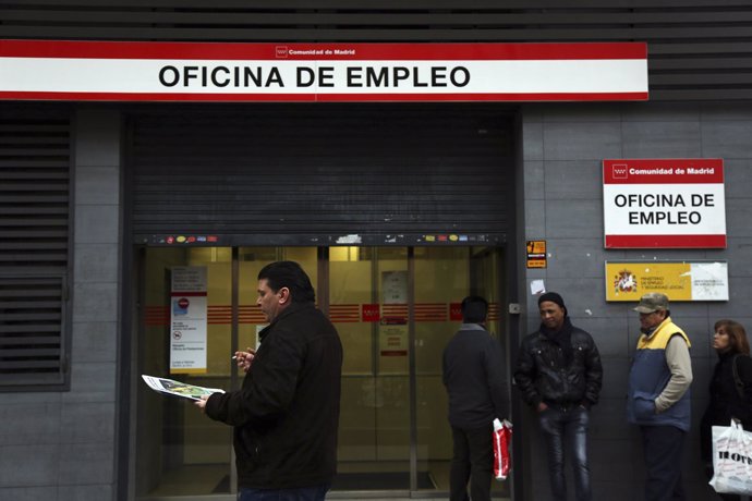 Gente haciendo cola frente a una oficina de empleo paro parados