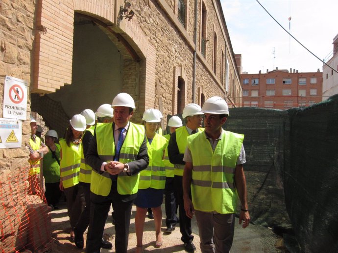 Sanz, a la izquierda, en la visita al futuro Palacio de Justicia