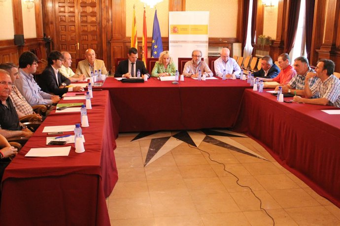 Acuerdo para convertir fruta retirada del mercado en zumo 