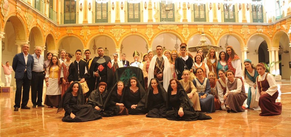 Pineda y Vigara (izda.) con algunos de los actores y figurantes