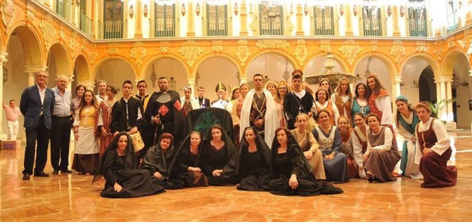 Pineda y Vigara (izda.) con algunos de los actores y figurantes