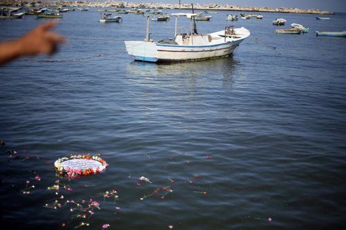 Corona de flores a modo de homenaje tras naufragio de una barcaza en Lampedusa