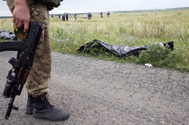 Cuerpo de una víctima del accidente del avión malasio en Ucrania