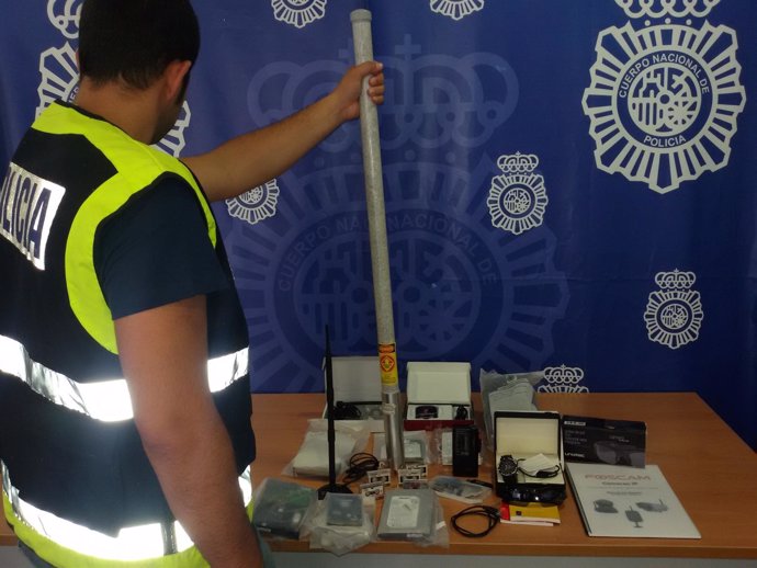 Un agente con el material de espionaje incautado al detenido en Alicante