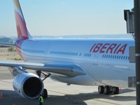 Sindicatos lamentan que los tripulantes de cabina queden fuera del ERE voluntario pactado con Iberia