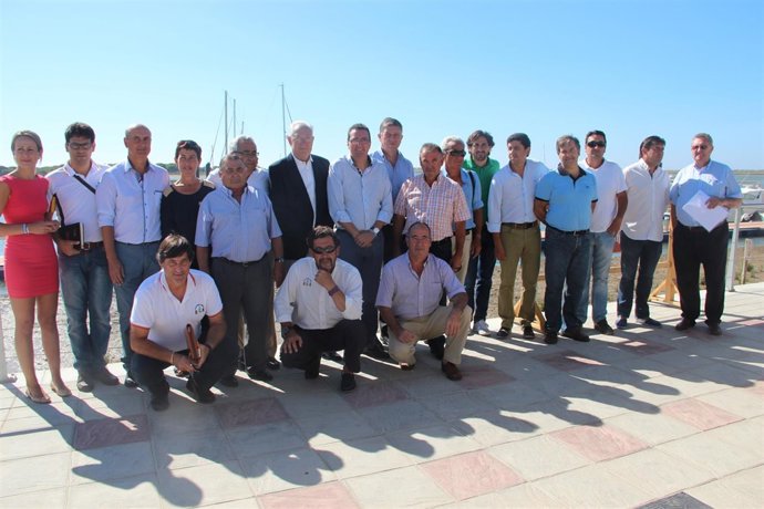 González y Raynaud con dirigentes del PP en El Terrón, en Lepe (Huelva).