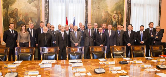 Cristobal Montoro y representantes de AECOC 