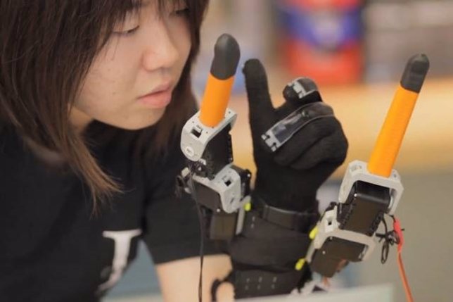 Un dispositivo robótico añade dos dedos a la mano