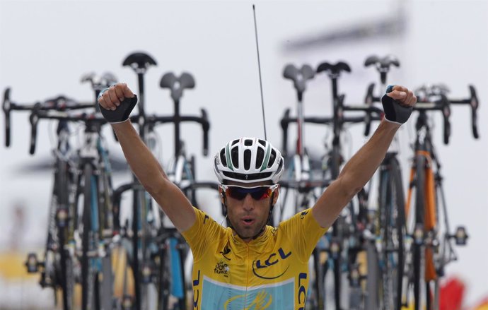 Vincenzo Nibali celebra su triunfo en la etapa 18 del Tour de 2014