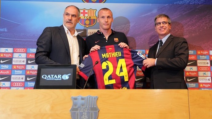 Mathieu, presentado con el Barça