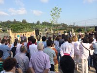 Emoción, agradecimiento y voces pidiendo justicia recuerdan a las víctimas en Angrois