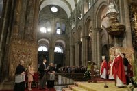 El arzobispo pide al Apóstol por las familias víctimas de la "crisis moral y económica" y por los pueblos en guerra