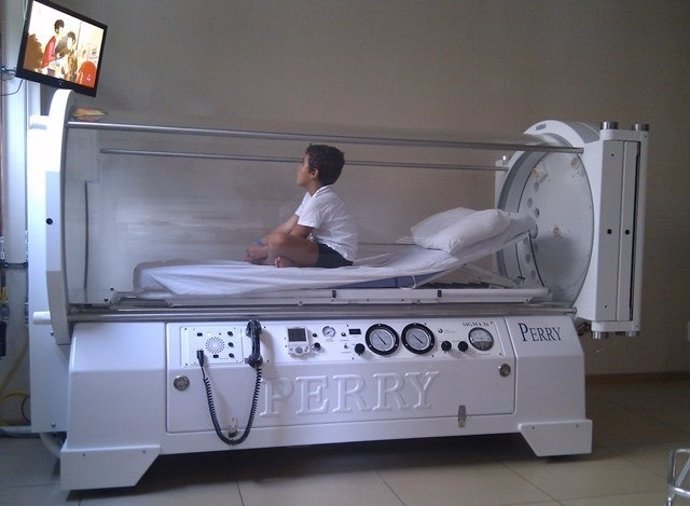 Niño en una cámara hiperbárica monoplaza
