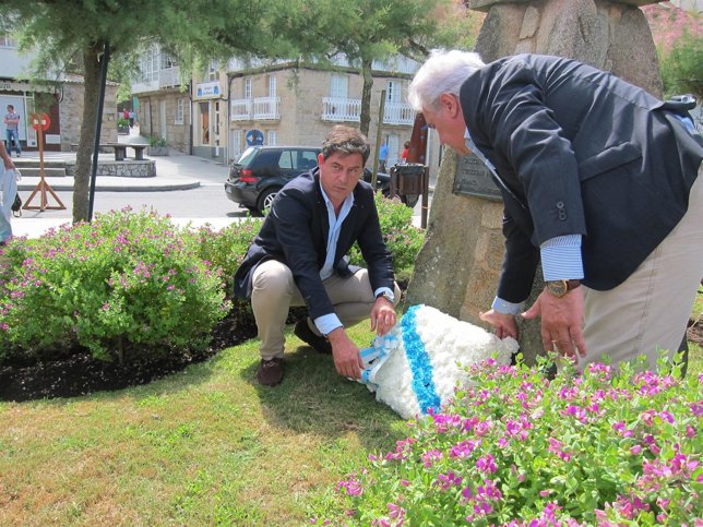 Ofrenda del PSOE ante el monumento de Castelao