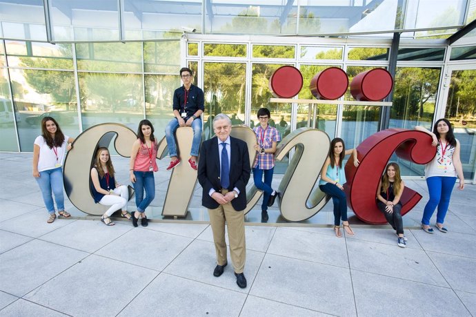 Jóvenes seleccionados  para el programa 'Acércate' con Valentín Fuster