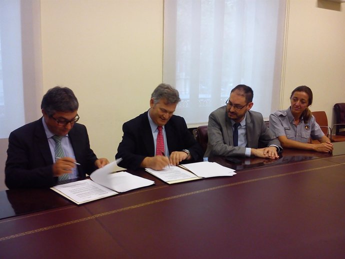 J.Martínez (Interior) y J.L.Giménez (Abertis) firman el convenio de Rescat