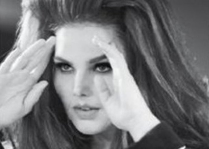 Candice Huffine la modelo de tallas grandes sale en el 51 calendario de Pirelli