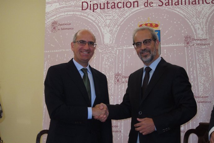 Javier Iglesias (izq) y Daniel Hernández Ruipérez firman el convenio
