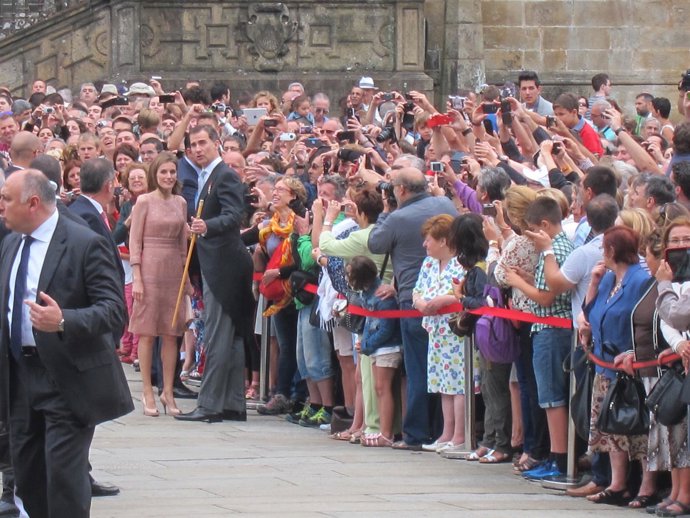 Los Reyes, saludando después de la Ofrenda al Apóstol