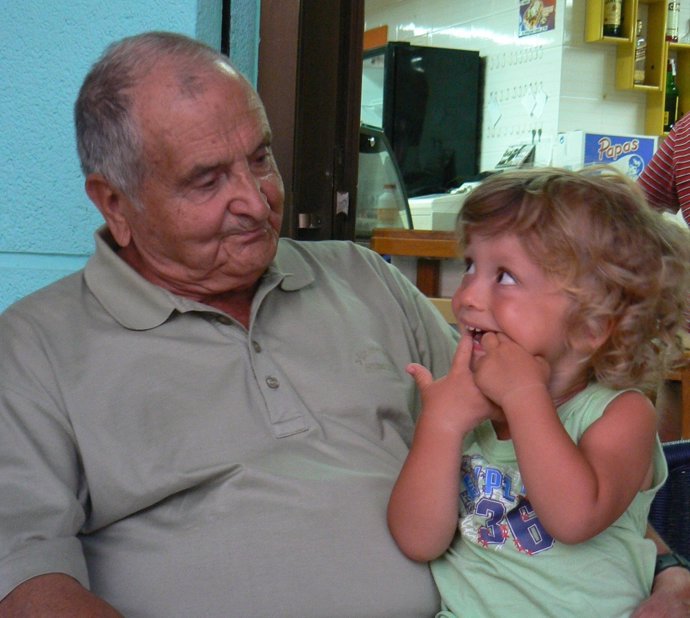 Un abuelo con su nieto