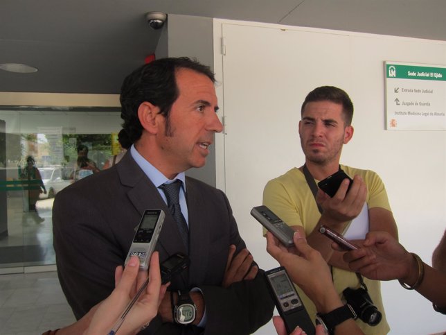 El abogado Juan Carlos Calatrava atiende a los medios en los juzgado de El Ejido