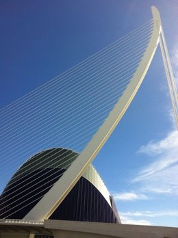 Puente de l'assut de l'or y Ágora al fondo