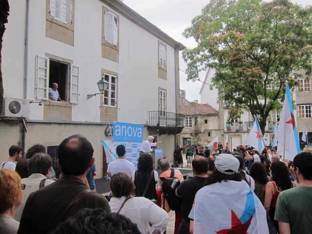 El líder de Anova, Xosé Manuel Beiras, interviene en la Praza 8 de marzo