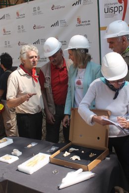 Los codirectores y la consejera de Cultura