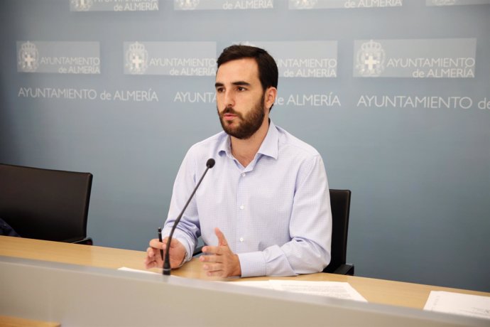 El portavoz municipal, Carlos Sánchez, en rueda de prensa