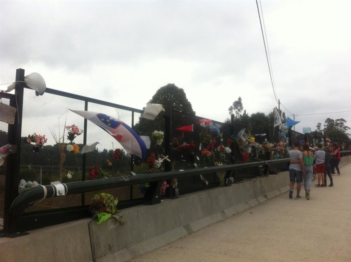 Varias personas contemplan las ofrendas en Angrois