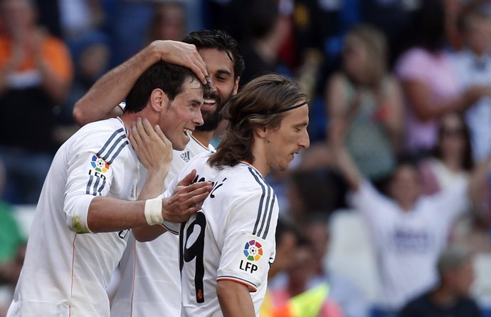 Bale, Modric y Arbeloa celebran un gol con el Real Madrid
