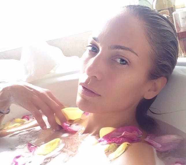 Jennifer Lopez toma un baño en su cumpleaños