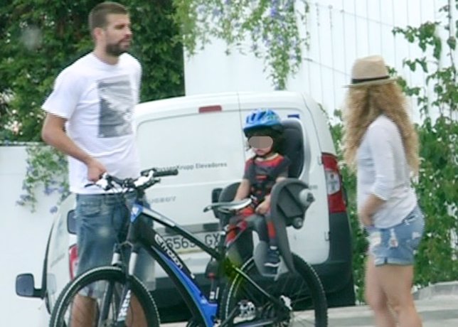 Shakira y Pique de paseo en bicicleta con su hijo Milán