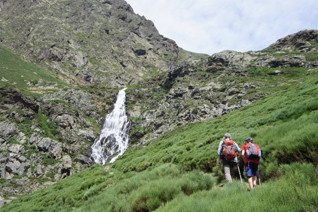 Excursionistas en el Parc Natural de l'Alt Pirineu                 